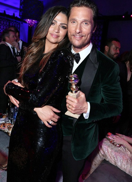 Lady Gaga chụp ảnh kỷ niệm cùng những người bạn có mặt trong bữa tiệc