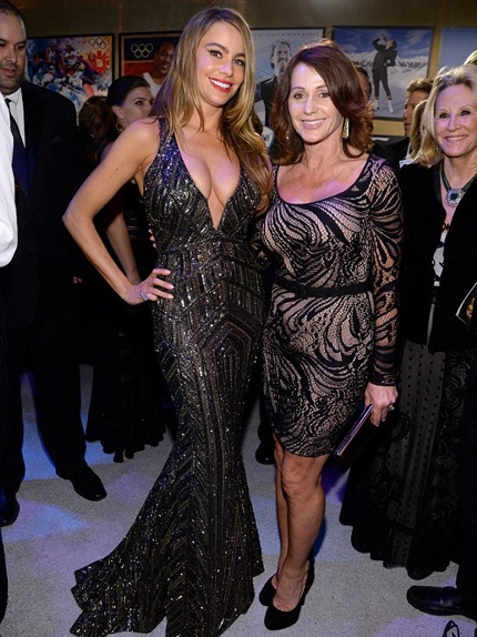 Sofia Vergara (trái) quyển rũ và gợi cảm từng centimet bên đồng nghiệp Nadia Comaneci