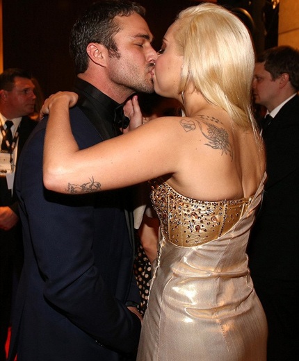 Cặp tình nhân hôn nhau say đắm trước mắt mọi người