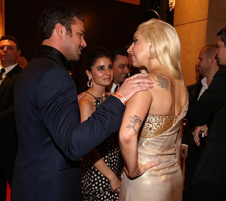 Thỉnh thoảng hai người lại quay sang trò chuyện thủ thỉ với nhau.