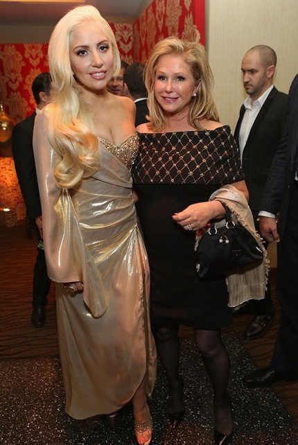 Lady Gaga chụp ảnh kỷ niệm cùng những người bạn có mặt trong bữa tiệc