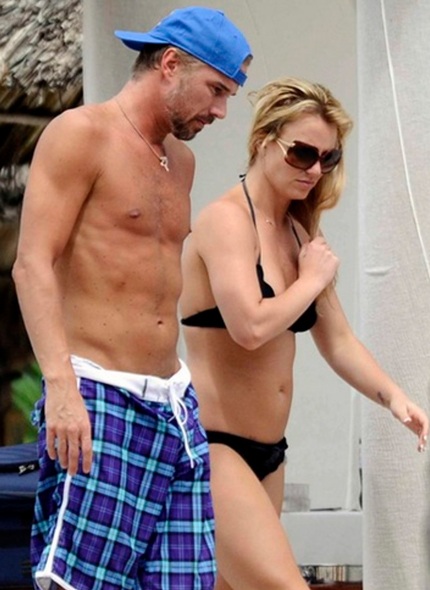 Jason luôn giữ thân hình vạm vỡ, săn chắc khi còn ở bên công chúa nhạc Pop