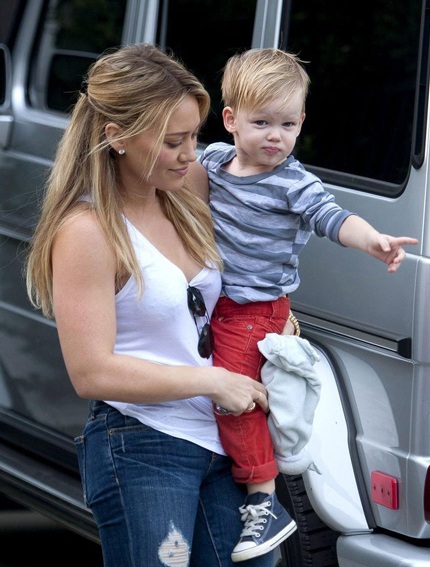 Hilary Duff rạng ngời xuống phố sau thông báo ly dị