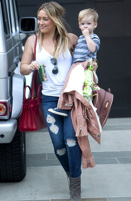 Hilary Duff rạng ngời xuống phố sau thông báo ly dị