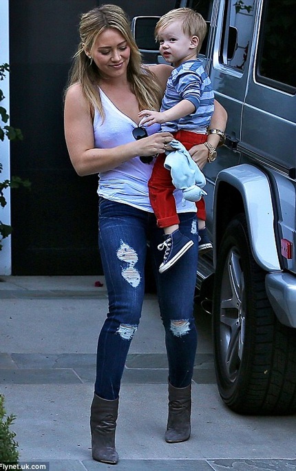 Hilary Duff rạng ngời xuống phố sau thông báo ly dị