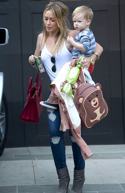 Hilary Duff rạng ngời xuống phố sau thông báo ly dị