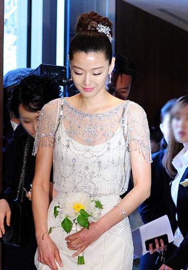 Lộ diện chồng đại gia của “cô nàng ngổ ngáo” Jeon Ji Hyun - 5 Jeon Ji Hyun đích thân làm bánh mừng sinh nhật bà ngoại của chồng