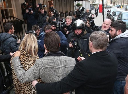 Vợ chồng siêu mẫu 40 tuổi được báo giới vây quanh