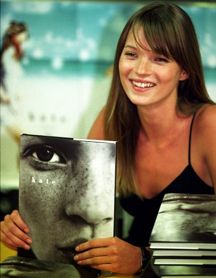 Kate tươi rói trong buổi phát hành cuốn sách mang tên