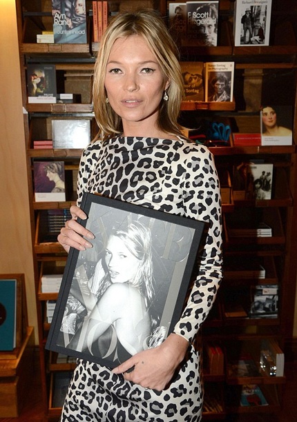 Kate Moss khoe bức ảnh trên tạp chí Vogue, tháng 11/2012