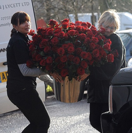 Những bó hoa mừng sinh nhật tuổi 40 được gửi tới nhà riêng của Kate Moss