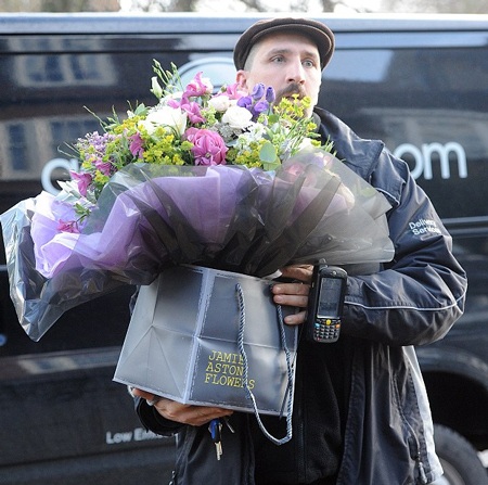 Những bó hoa mừng sinh nhật tuổi 40 được gửi tới nhà riêng của Kate Moss