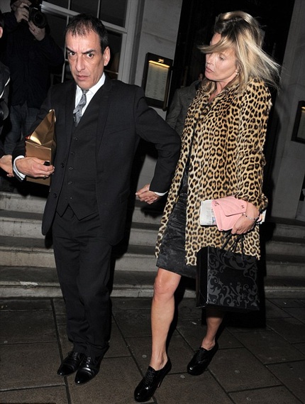 Kate thậm chí phải vịn vào chồng khi rời khỏi bữa tiệc sinh nhật