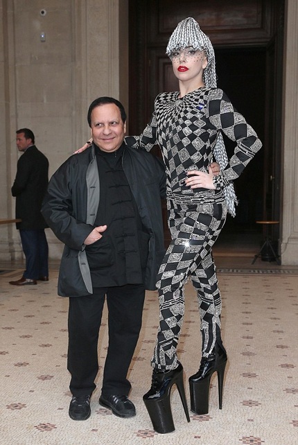 Lady Gaga cá tính đi xem trình diễn thời trang