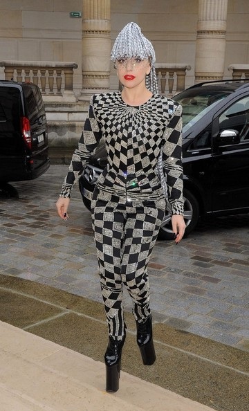 Nữ ca sĩ xinh đẹp sải bước thận trọng trên đôi giày cao gót