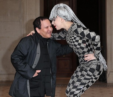 Lady Gaga thân mật với nhà thiết kế Azzedine Alaia, chủ nhân của bữa tiệc