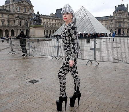 Lady Gaga thân mật với nhà thiết kế Azzedine Alaia, chủ nhân của bữa tiệc