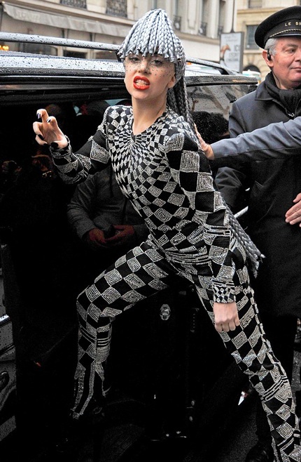 Cô ca sĩ cá tính tạo dáng ấn tượng để đùa với thợ săn tin