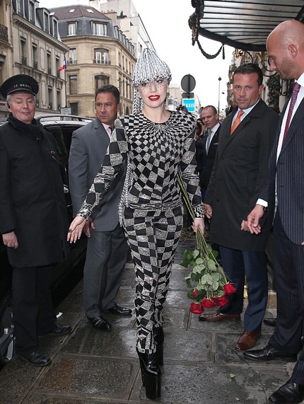 Lady Gaga còn mang theo hoa hồng tới buổi trình diễn