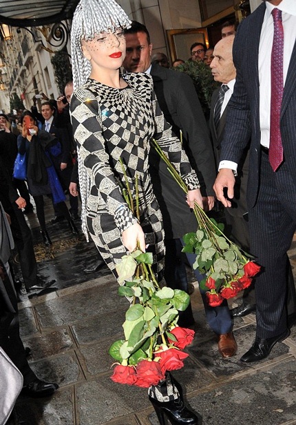 Lady Gaga còn mang theo hoa hồng tới buổi trình diễn