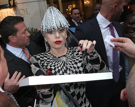 Nữ ca sĩ 27 tuổi bận rộn ký tặng người hâm mộ đang bám theo cô trên đường