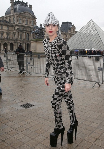 Nữ ca sĩ 27 tuổi bận rộn ký tặng người hâm mộ đang bám theo cô trên đường