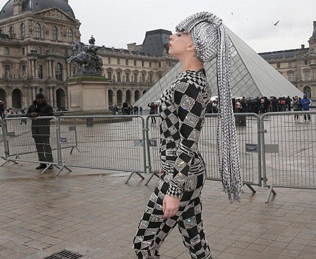 Nữ ca sĩ 27 tuổi bận rộn ký tặng người hâm mộ đang bám theo cô trên đường