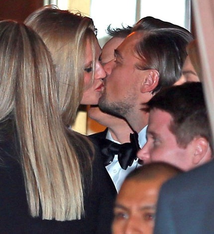Leonardo DiCaprio hôn bạn gái say đắm tại bữa tiệc hậu lễ trao giải Oscar lần thứ 71, ngày 13/1.