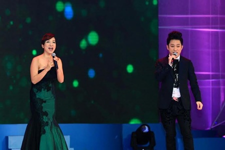 Tùng Dương ôn lại kỷ niệm lần đầu song ca cùng Mỹ Linh - 1 Mỹ Linh và Tùng Dương khiến tất cả khán giả của đêm nhạc say đắm với Khúc giao mùa