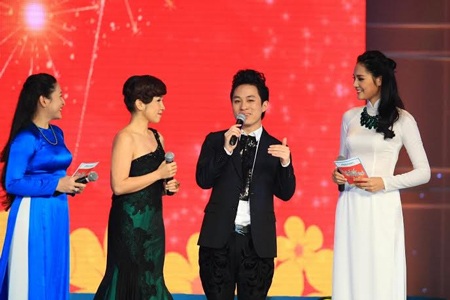 Tùng Dương ôn lại kỷ niệm lần đầu song ca cùng Mỹ Linh - 2 Mỹ Linh và Tùng Dương khiến tất cả khán giả của đêm nhạc say đắm với Khúc giao mùa