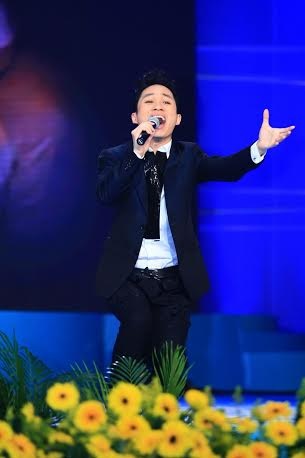 Tùng Dương ôn lại kỷ niệm lần đầu song ca cùng Mỹ Linh - 4 Tùng Dương trữ tình và sâu lắng với