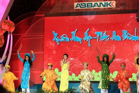 Tùng Dương ôn lại kỷ niệm lần đầu song ca cùng Mỹ Linh - 6 Uyên Linh cùng vũ đoàn Sóng