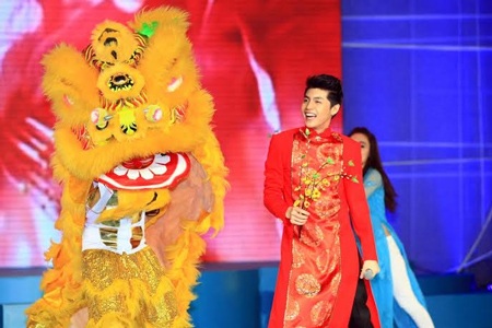 Tùng Dương ôn lại kỷ niệm lần đầu song ca cùng Mỹ Linh - 7 Noo Phước Thịnh với phong cách trình diễn trẻ trung và nụ cười tỏa nắng