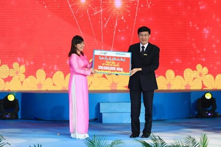 Tùng Dương ôn lại kỷ niệm lần đầu song ca cùng Mỹ Linh - 9 Ông Đào Mạnh Kháng trao ủng hộ cho quỹ Chung một tấm lòng