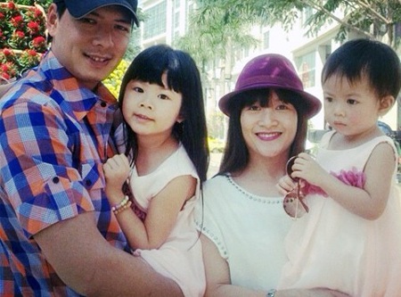 Vợ chồng Bình Minh bên hai cô con gái cưng