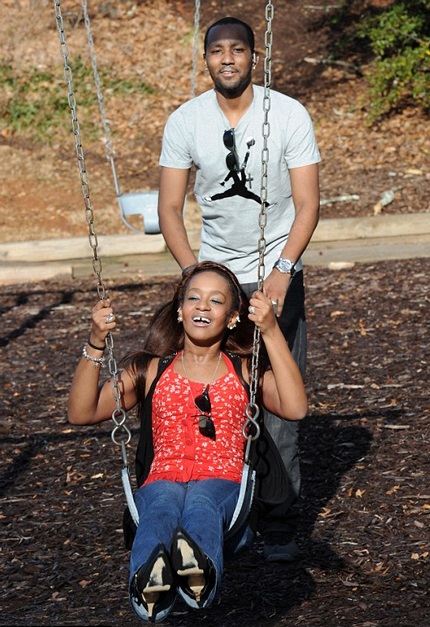 Cặp tình nhân khoe nhẫn cưới