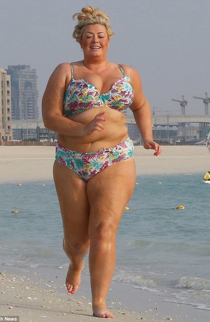 Béo mập, ngôi sao Anh quốc vẫn tự tin diện bikini khoe dáng