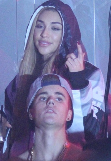 Nam ca sĩ 19 tuổi không mặc áo, đội mũ và luôn ở bên người mẫu gợi cảm Chantel