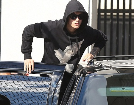 Rời khỏi sở cảnh sát, tâm trạng của Justin rất thoải mái, thư giãn khi vẫy chào giới săn tin.