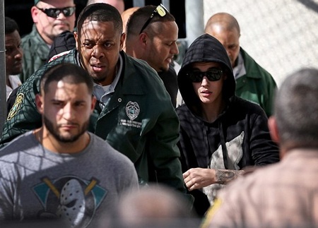 Rời khỏi sở cảnh sát, tâm trạng của Justin rất thoải mái, thư giãn khi vẫy chào giới săn tin.