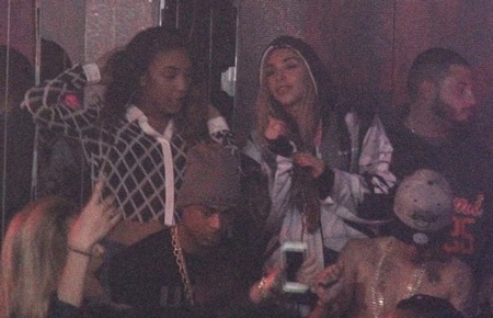 Nam ca sĩ 19 tuổi không mặc áo, đội mũ và luôn ở bên người mẫu gợi cảm Chantel