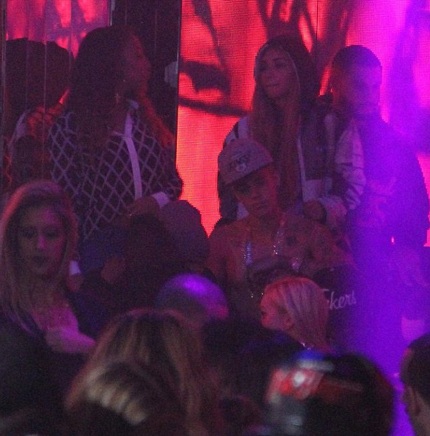 Nam ca sĩ 19 tuổi không mặc áo, đội mũ và luôn ở bên người mẫu gợi cảm Chantel