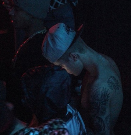 Nam ca sĩ 19 tuổi không mặc áo, đội mũ và luôn ở bên người mẫu gợi cảm Chantel