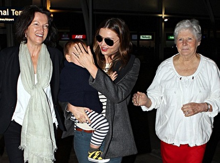 Bố mẹ siêu mẫu Miranda Kerr cầu xin con gái hàn gắn quan hệ - 1 Miranda Kerr và con trai hạnh phúc bên mẹ ruột và bà ngoại, năm 2012.