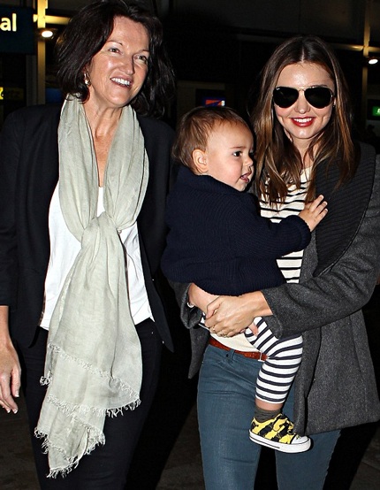 Bố mẹ siêu mẫu Miranda Kerr cầu xin con gái hàn gắn quan hệ - 2 Miranda Kerr và con trai hạnh phúc bên mẹ ruột và bà ngoại, năm 2012.