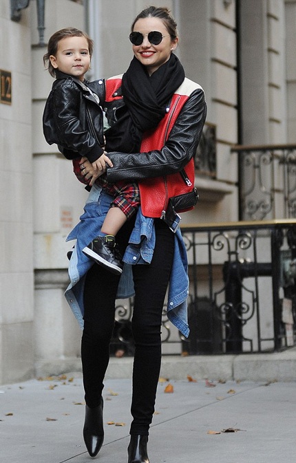 Bố mẹ siêu mẫu Miranda Kerr cầu xin con gái hàn gắn quan hệ - 4 Miranda Kerr và con trai hạnh phúc bên mẹ ruột và bà ngoại, năm 2012.