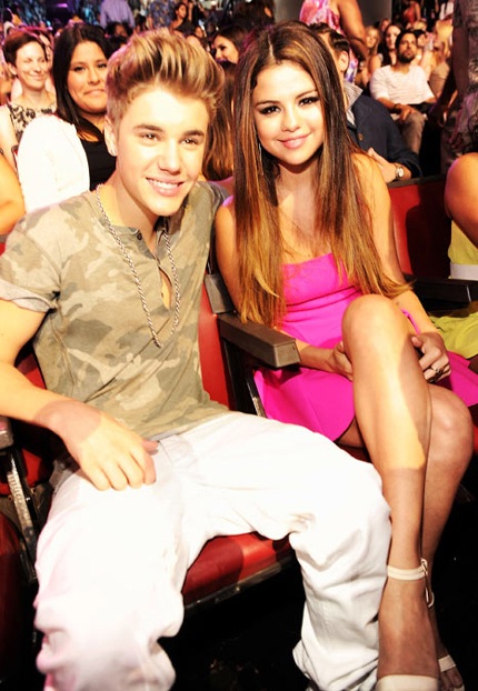 Selena Gomez đã bí mật vào trại cai nghiện - 2 Selena Gomez và Justin Bieber khi còn mặn nồng