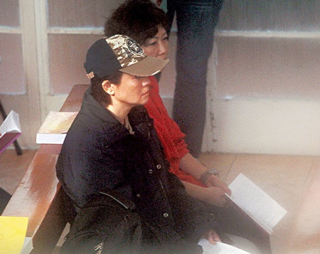 Lam Khiết Anh tỏ ra khá bình tĩnh khi ngồi đợi xe bus