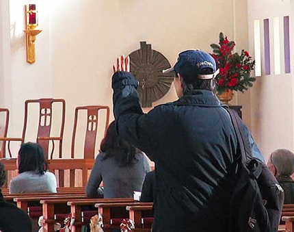 Sau đó, cô đến nhà thờ