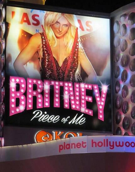 Nữ ca sĩ xinh đẹp thay sang bộ trang phục khác để tiếp tục biểu diễn.